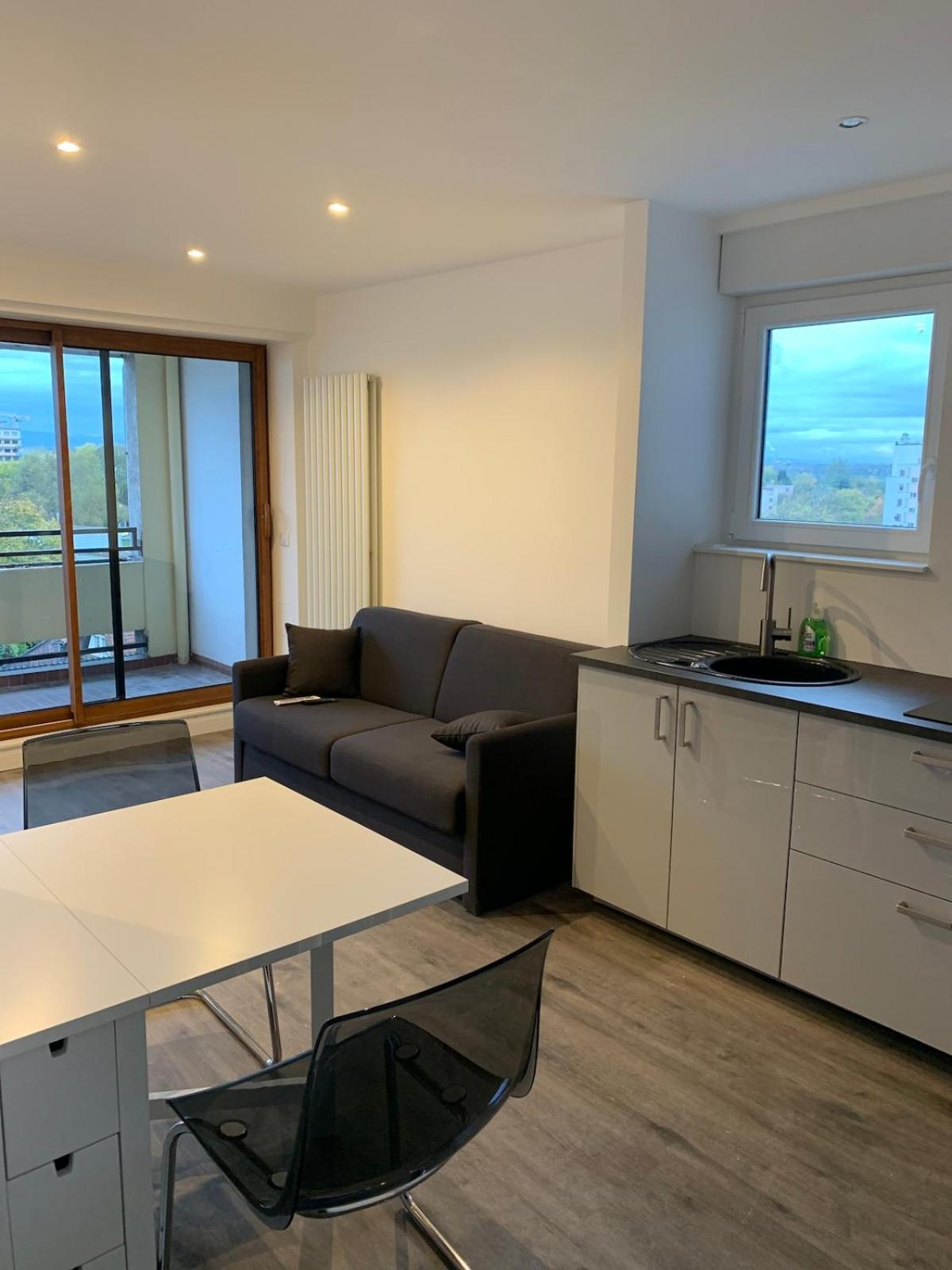 Appartement Renovated 3-room Near Tram Stop